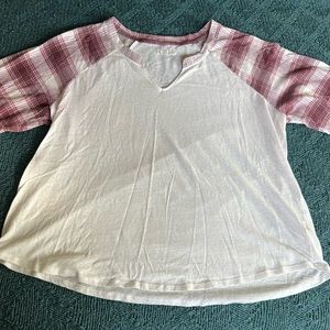 Half sleeve maroon and white tee